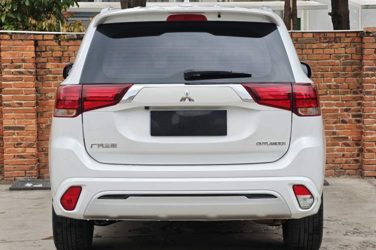 Used Mitsubishi Outlander 2021 2.0L Two-Wheel Drive Comfort Edition 7 Seats Exterior 4