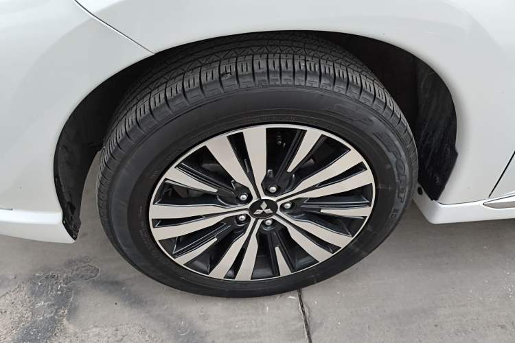 Used Mitsubishi Outlander 2021 Revised Version 2.0L Two-Wheel Drive Comfort Edition 7 Seats Exterior 4
