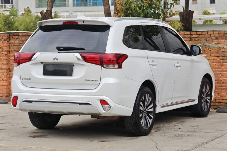 Used Mitsubishi Outlander 2021 2.0L Two-Wheel Drive Comfort Edition 7 Seats Exterior 5