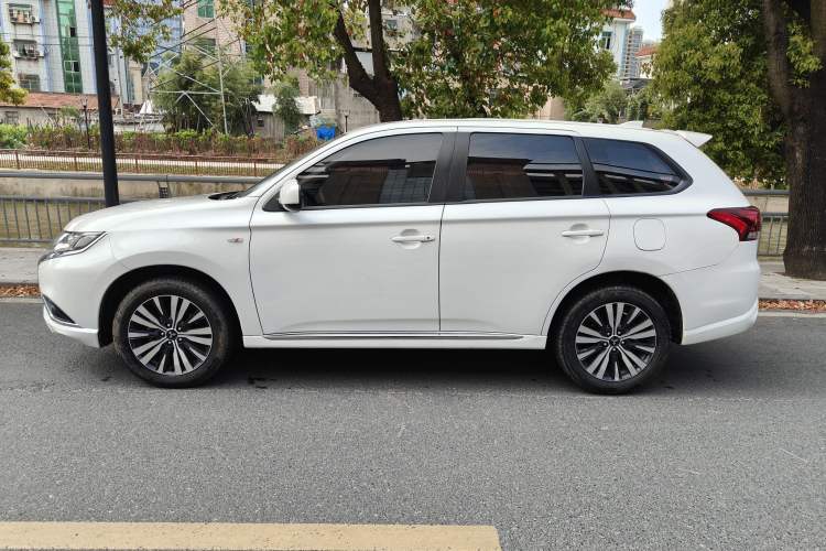Used Mitsubishi Outlander 2021 2.0L Two-Wheel Drive Comfort Edition 5 Seats Exterior 6
