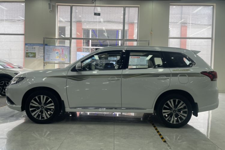 Used Mitsubishi Outlander 2021 2.0L Two-Wheel Drive Comfort Edition 7 Seats Exterior 6