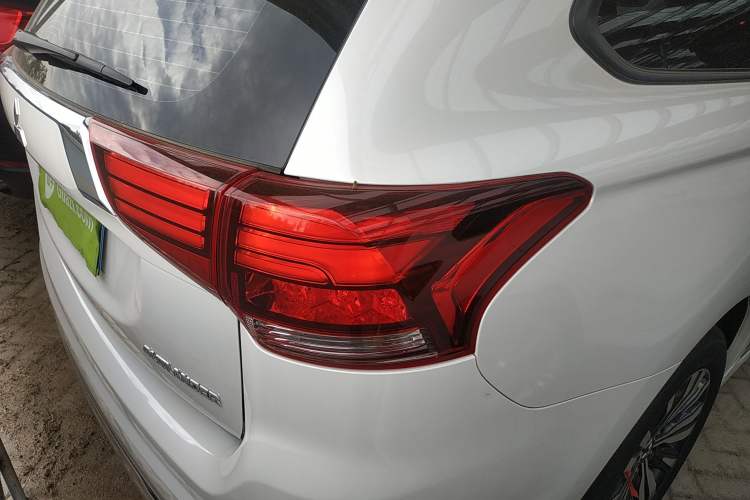 Used Mitsubishi Outlander 2021 Revised Version 2.0L Two-Wheel Drive Comfort Edition 5 Seats Exterior 6