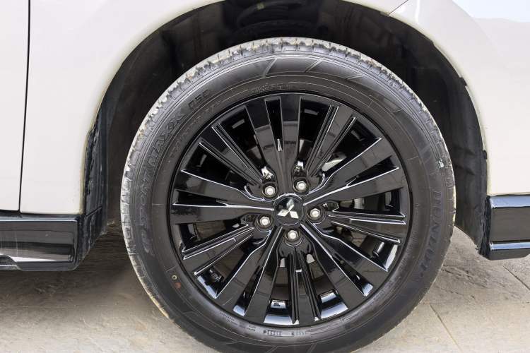 Used Mitsubishi Outlander 2021 2.4L 4x4 DynaDrive Edition 5 Seats Exterior 6