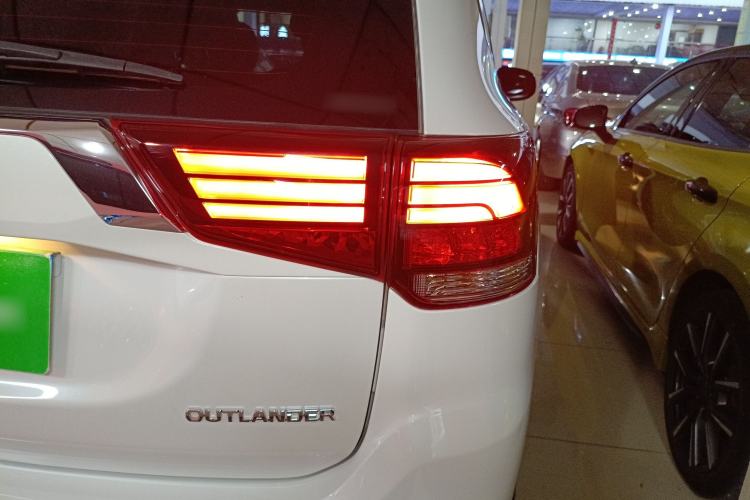 Used Mitsubishi Outlander 2021 2.4L 4x4 Zhi Xiang Edition 7 Seats Exterior 6