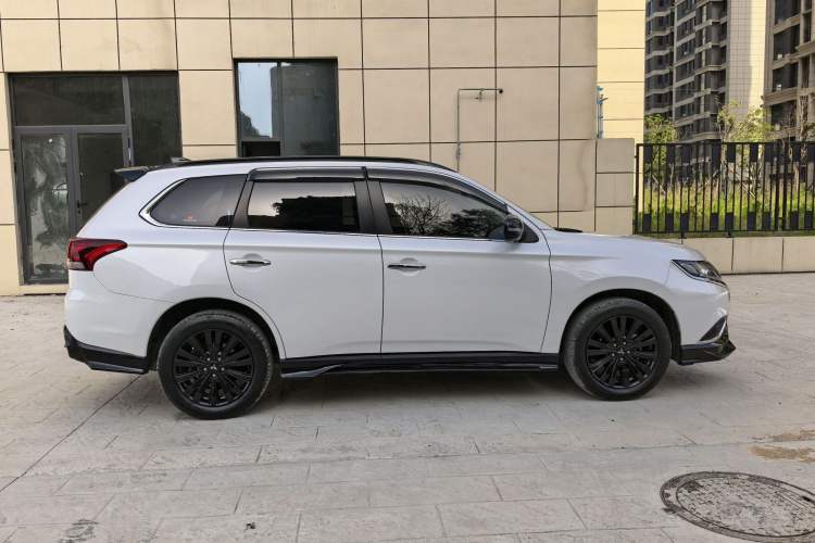 Used Mitsubishi Outlander 2021 2.4L 4x4 DynaDrive Edition 5 Seats Exterior 8