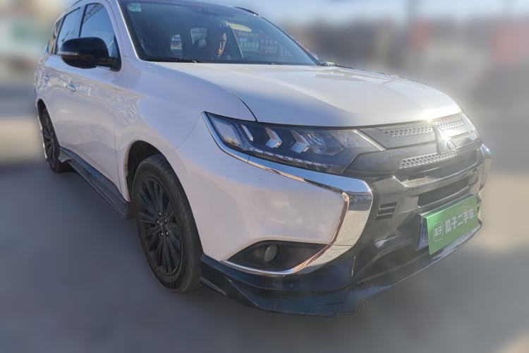 Used Mitsubishi Outlander 2021 2.4L 4x4 DynaDrive Edition 5 Seats Front Right 45 Deg