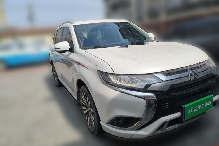 Used Mitsubishi Outlander 2021 2.0L Two-Wheel Drive Comfort Edition 7 Seats Front Right 45 Deg