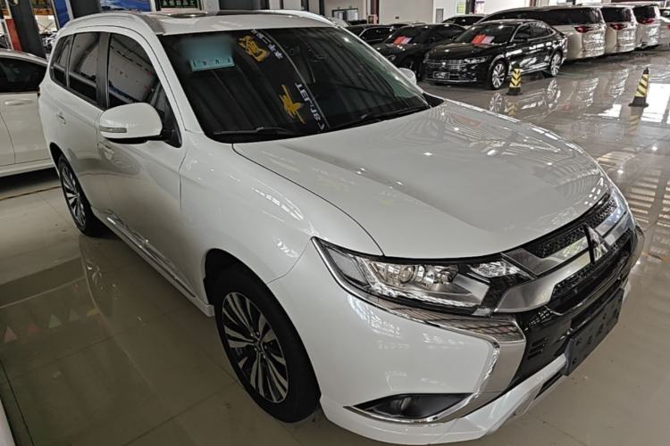 Used Mitsubishi Outlander 2021 2.0L Two-Wheel Drive Comfort Edition 5 Seats Front Right 45 Deg