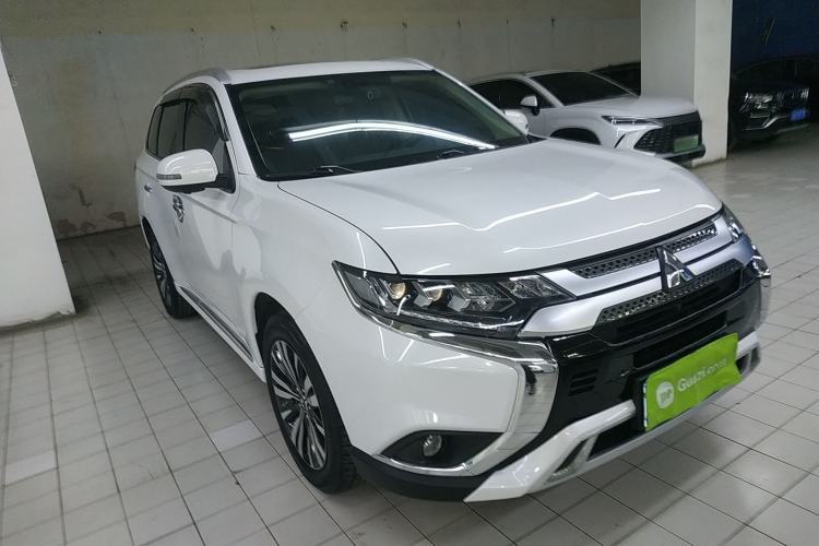 Used Mitsubishi Outlander 2021 2.4L 4x4 Zhi Xiang Edition 7 Seats Front Right 45 Deg