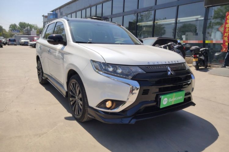 Used Mitsubishi Outlander 2021 2.4L 4x4 DynaDrive Edition 5 Seats Front Right 45 Deg