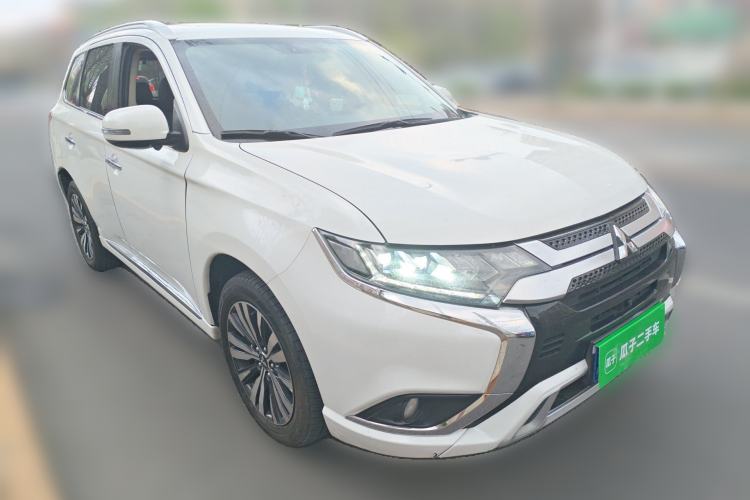 Used Mitsubishi Outlander 2021 2.4L 4x4 Comfort Edition 5 Seats Front Right 45 Deg