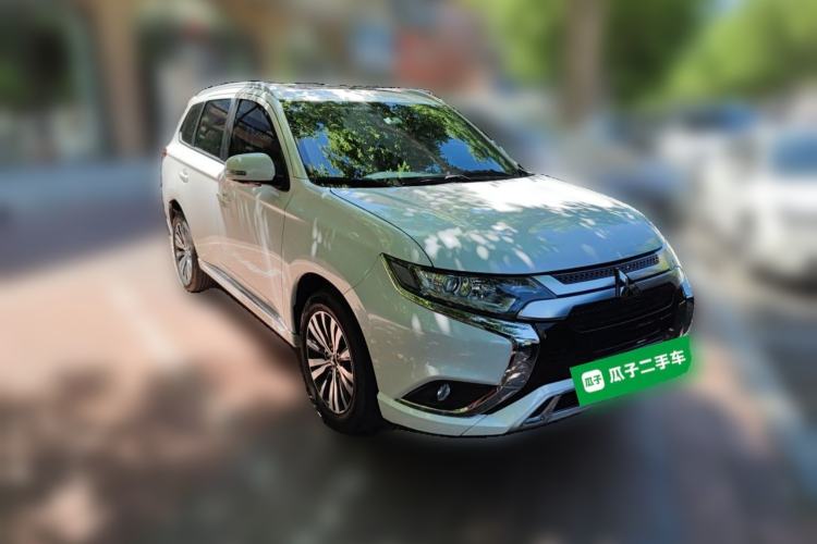 Used Mitsubishi Outlander 2021 2.0L Two-Wheel Drive Comfort Edition 5 Seats Front Right 45 Deg