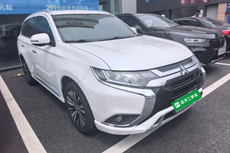 Used Mitsubishi Outlander 2021 2.4L 4x4 Zhi Xiang Edition 7 Seats Front Right 45 Deg