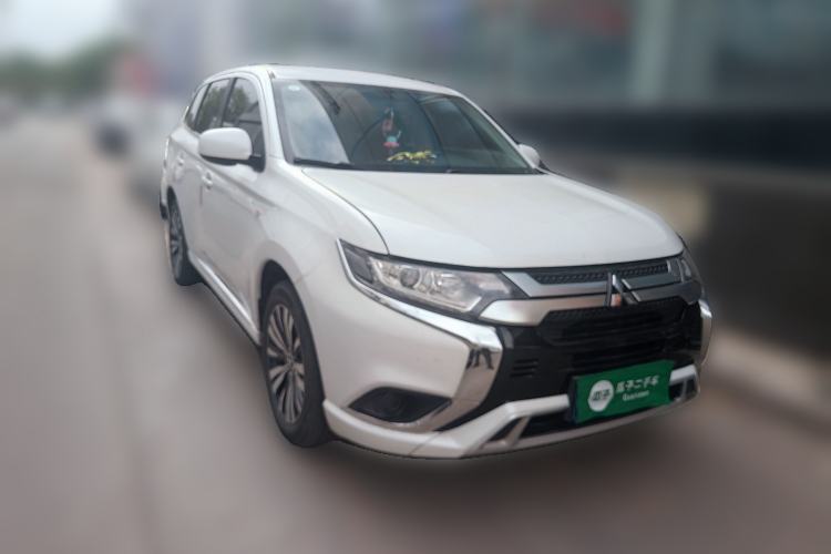 Used Mitsubishi Outlander 2021 2.0L Two-Wheel Drive Comfort Edition 5 Seats Front Right 45 Deg