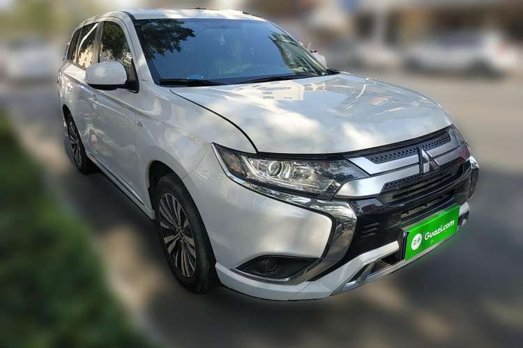 Used Mitsubishi Outlander 2021 2.0L Two-Wheel Drive Comfort Edition 5 Seats Front Right 45 Deg