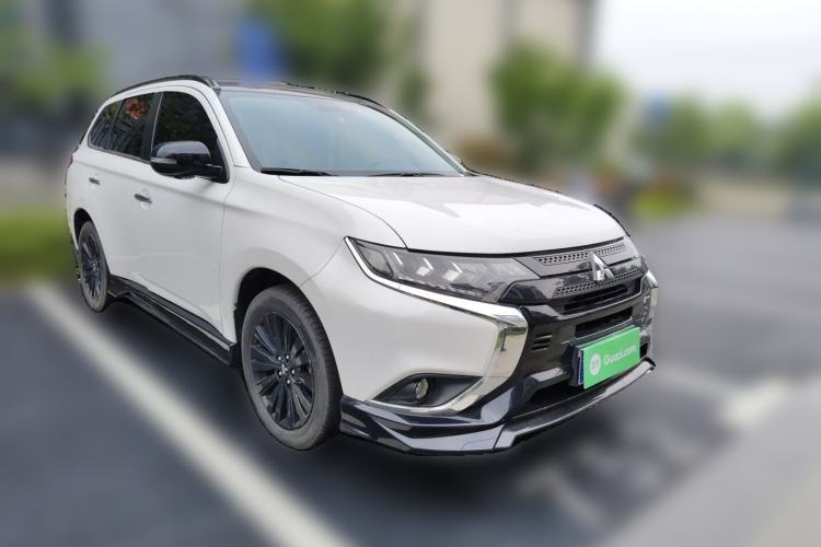 Used Mitsubishi Outlander 2021 2.4L 4x4 DynaDrive Edition 5 Seats Front Right 45 Deg