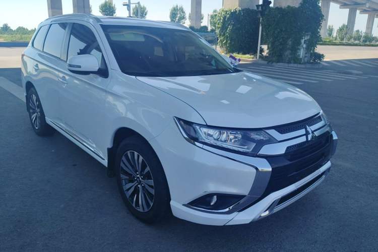 Used Mitsubishi Outlander 2021 2.0L Two-Wheel Drive Comfort Edition 5 Seats Front Right 45 Deg