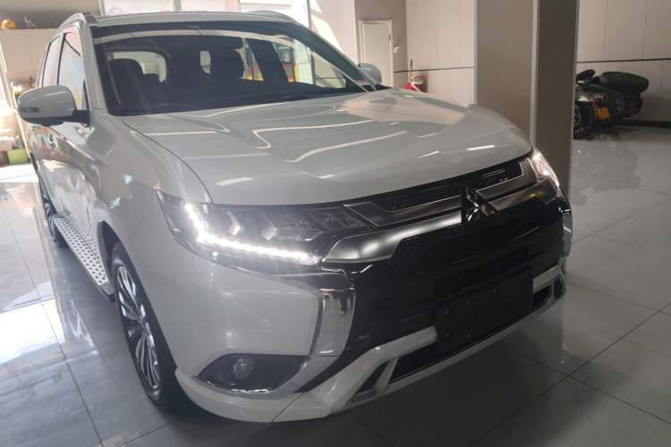 Used Mitsubishi Outlander 2021 2.4L 4x4 Zhi Xiang Edition 7 Seats Front Right 45 Deg
