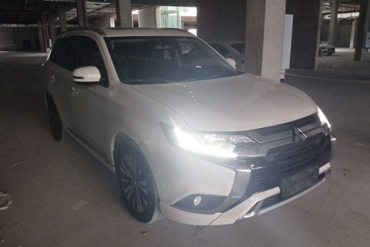 Used Mitsubishi Outlander 2021 2.0L Two-Wheel Drive Comfort Edition 5 Seats Front Right 45 Deg