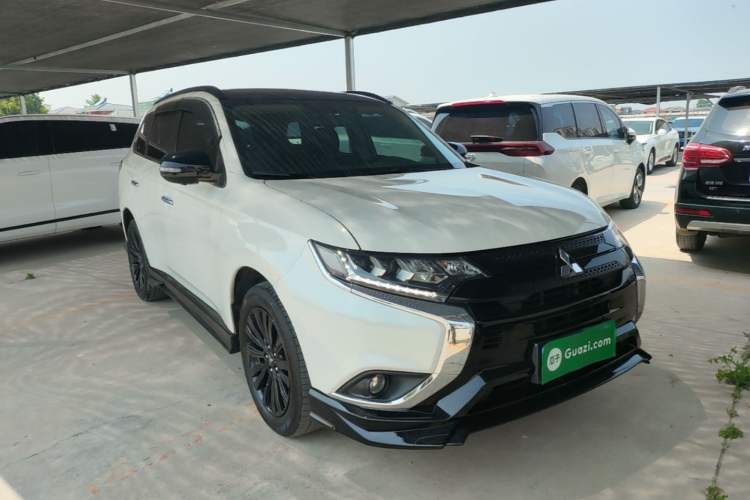 Used Mitsubishi Outlander 2021 2.4L 4x4 DynaDrive Edition 5 Seats Front Right 45 Deg
