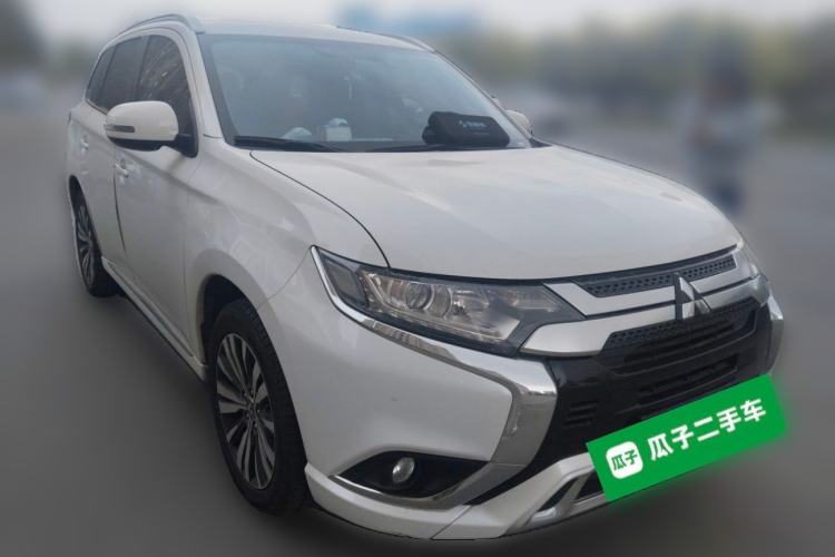 Used Mitsubishi Outlander 2021 2.0L Two-Wheel Drive Comfort Edition 7 Seats Front Right 45 Deg
