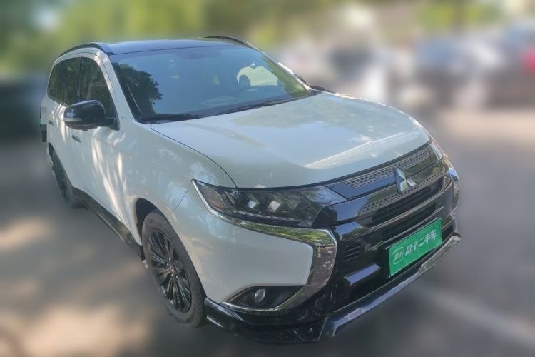 Used Mitsubishi Outlander 2021 2.4L 4x4 DynaDrive Edition 5 Seats Front Right 45 Deg