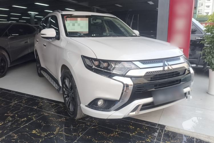 Used Mitsubishi Outlander 2021 2.4L 4x4 Zhi Xiang Edition 7 Seats Front Right 45 Deg