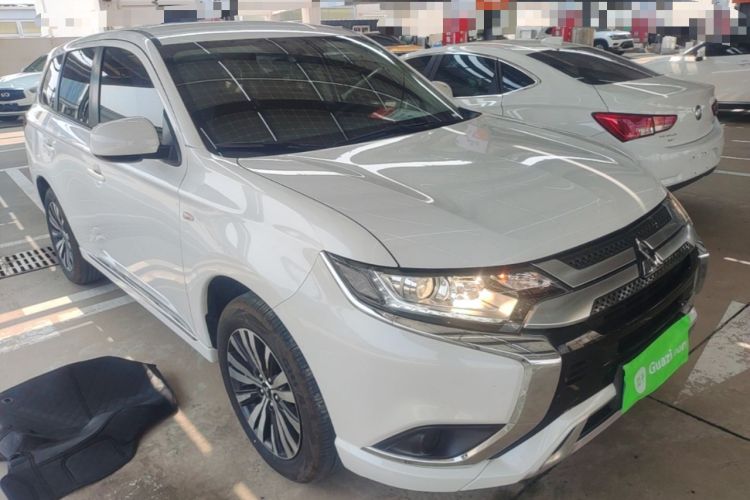 Used Mitsubishi Outlander 2021 2.0L Two-Wheel Drive Comfort Edition 5 Seats Front Right 45 Deg