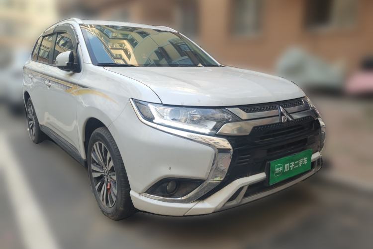 Used Mitsubishi Outlander 2021 2.0L Two-Wheel Drive Comfort Edition 5 Seats Front Right 45 Deg