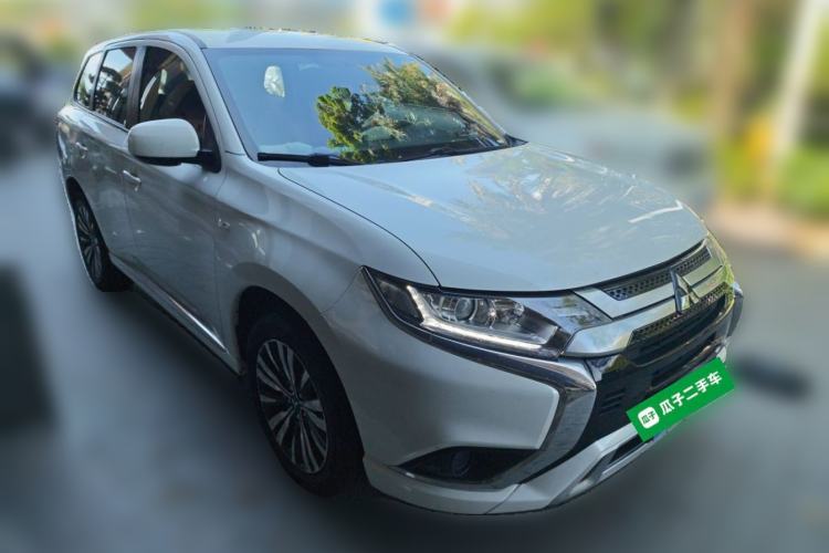 Used Mitsubishi Outlander 2021 2.0L Two-Wheel Drive Comfort Edition 5 Seats Front Right 45 Deg