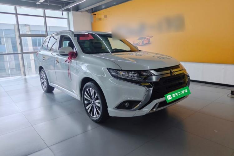 Used Mitsubishi Outlander 2021 2.0L Two-Wheel Drive Comfort Edition 5 Seats Front Right 45 Deg