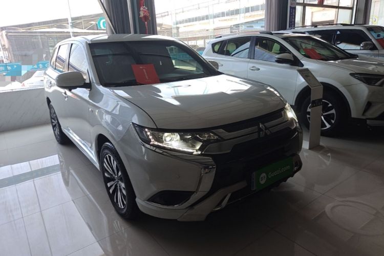 Used Mitsubishi Outlander 2021 2.0L Two-Wheel Drive Comfort Edition 5 Seats Front Right 45 Deg