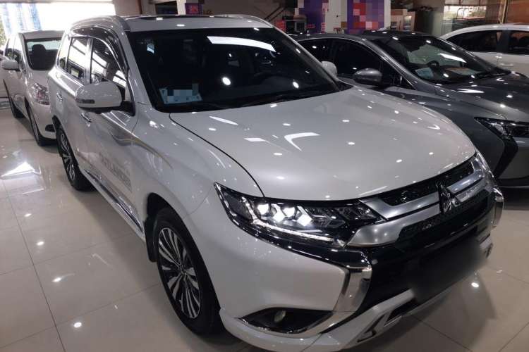 Used Mitsubishi Outlander 2021 2.4L 4x4 Zhi Xiang Edition 7 Seats Front Right 45 Deg