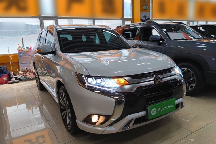 Used Mitsubishi Outlander 2021 2.4L 4x4 Zhi Xiang Edition 7 Seats Front Right 45 Deg