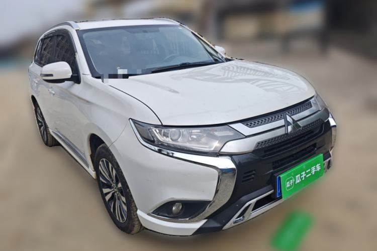 Used Mitsubishi Outlander 2021 2.0L Two-Wheel Drive Comfort Edition 7 Seats Front Right 45 Deg