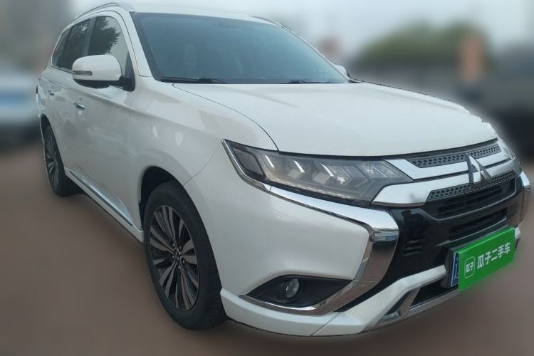 Used Mitsubishi Outlander 2021 2.4L 4x4 Zhi Xiang Edition 7 Seats Front Right 45 Deg