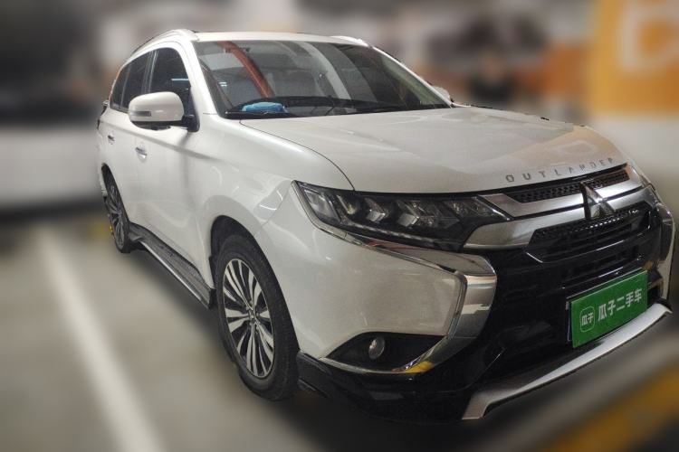 Used Mitsubishi Outlander 2021 2.4L 4x4 Zhi Xiang Edition 7 Seats Front Right 45 Deg