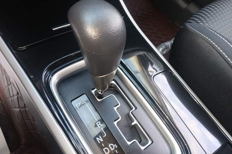 Used Mitsubishi Outlander 2021 Revised Version 2.0L Two-Wheel Drive Comfort Edition 5 Seats Gear Lever