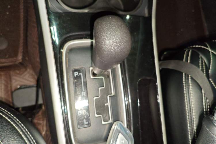 Used Mitsubishi Outlander 2021 Revised Version 2.0L Two-Wheel Drive Comfort Edition 5 Seats Gear Lever