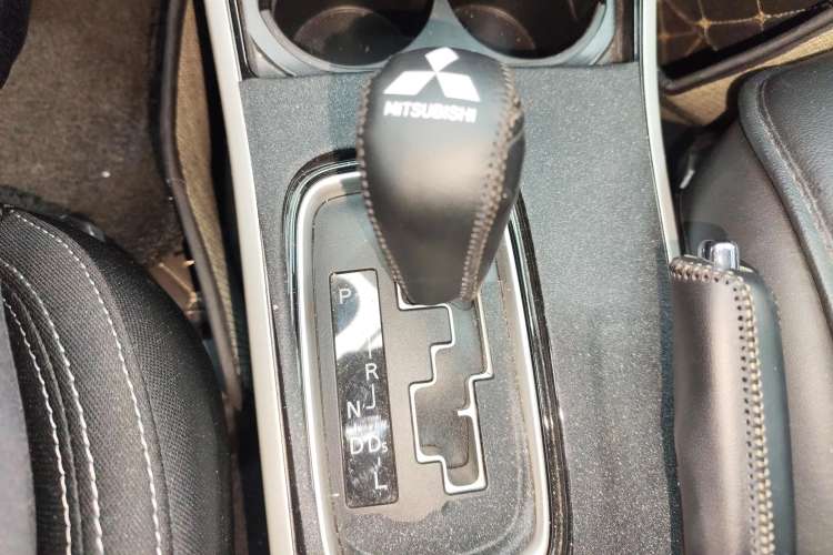Used Mitsubishi Outlander 2021 Revised Version 2.0L Two-Wheel Drive Comfort Edition 5 Seats Gear Lever