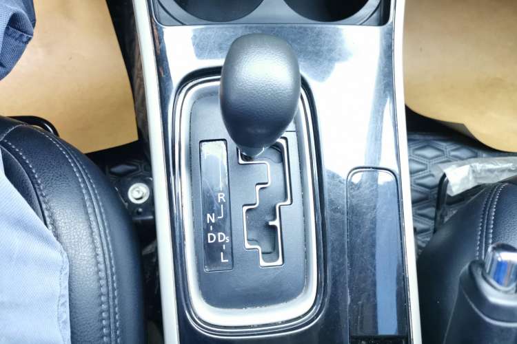 Used Mitsubishi Outlander 2021 Revised Version 2.0L Two-Wheel Drive Comfort Edition 5 Seats Gear Lever