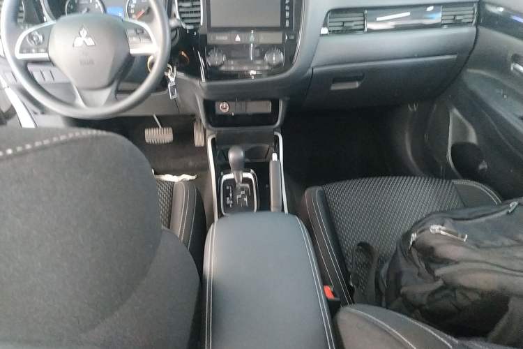 Used Mitsubishi Outlander 2021 Revised Version 2.0L Two-Wheel Drive Comfort Edition 5 Seats Gear Lever