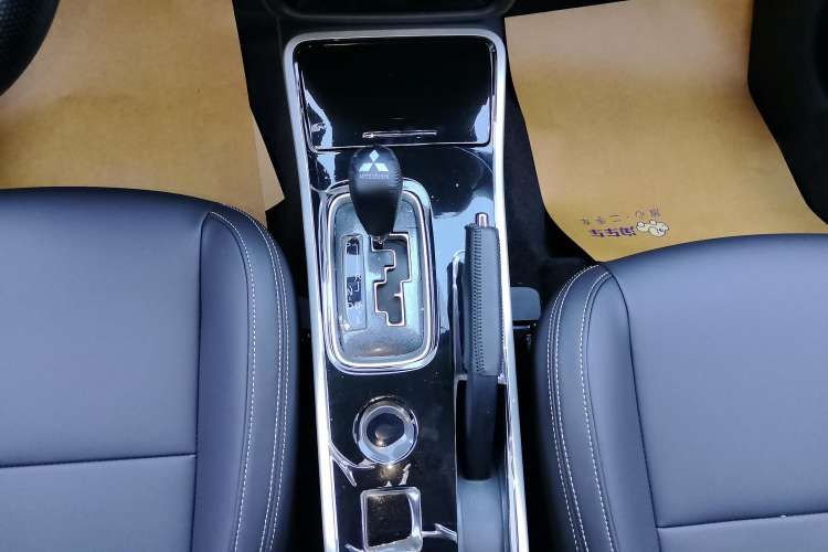 Used Mitsubishi Outlander 2021 Revised Version 2.0L Two-Wheel Drive Comfort Edition 5 Seats Gear Lever