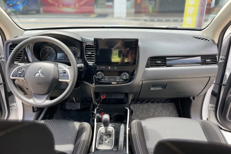 Used Mitsubishi Outlander 2021 2.0L Two-Wheel Drive Comfort Edition 5 Seats Gear Lever