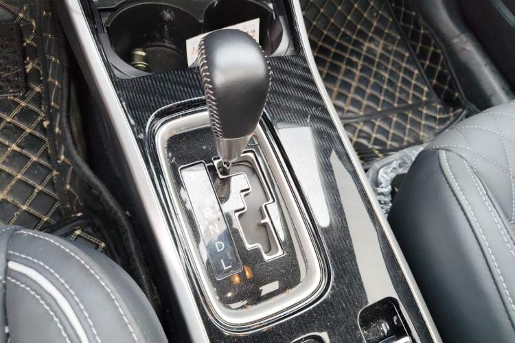 Used Mitsubishi Outlander 2021 2.4L 4x4 DynaDrive Edition 5 Seats Gear Lever