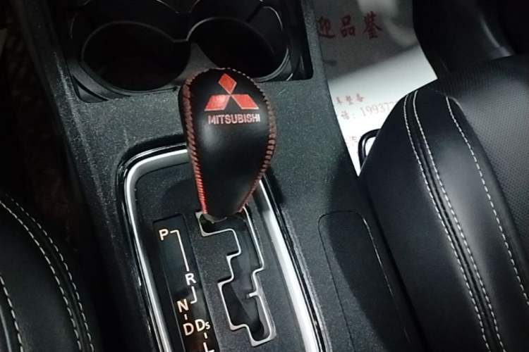 Used Mitsubishi Outlander 2021 Revised Version 2.0L Two-Wheel Drive Comfort Edition 5 Seats Gear Lever