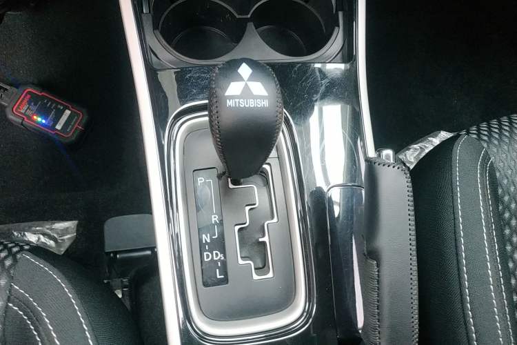 Used Mitsubishi Outlander 2021 Revised Version 2.0L Two-Wheel Drive Comfort Edition 5 Seats Gear Lever