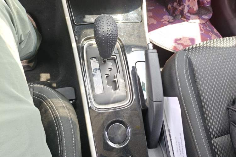 Used Mitsubishi Outlander 2021 Revised Version 2.0L Two-Wheel Drive Comfort Edition 5 Seats Gear Lever