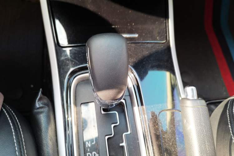 Used Mitsubishi Outlander 2021 Revised Version 2.0L Two-Wheel Drive Comfort Edition 5 Seats Gear Lever