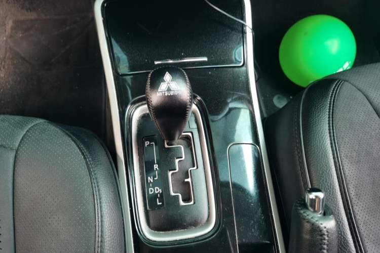Used Mitsubishi Outlander 2021 Revised Version 2.0L Two-Wheel Drive Comfort Edition 5 Seats Gear Lever